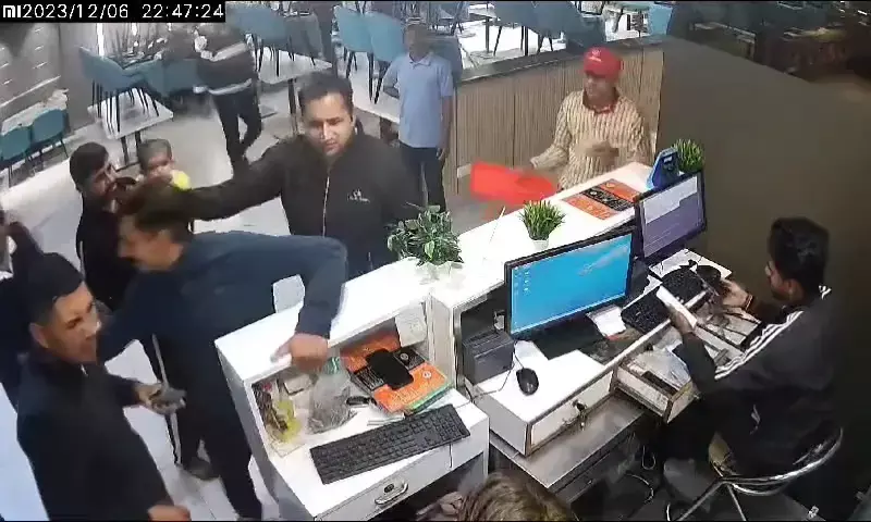 गाजियाबाद में खुद को पुलिस वाले बता कर युवकों ने रेस्टोरेंट मालिक को पीटा, केस दर्ज