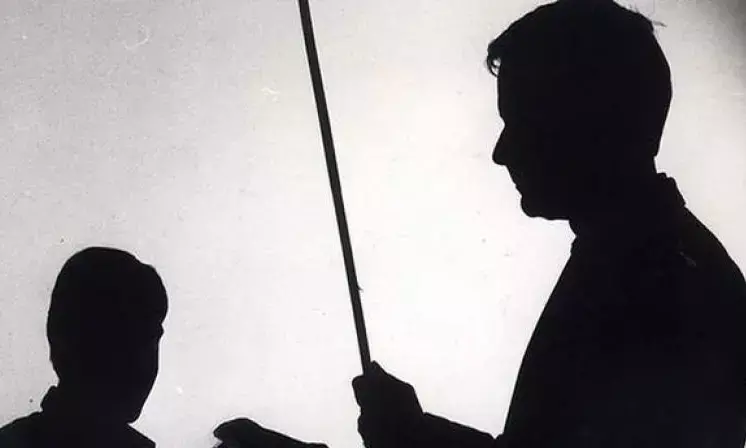 बेंगलुरु में होमवर्क न करने पर टीचर ने छात्र को लोहे की रॉड से पीटा