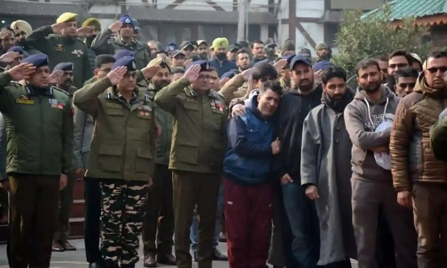 आतंकी हमले में पुलिस इंस्पेक्टर शहीद, अंतिम संस्कार में बड़ी संख्या में लोग शामिल हुए