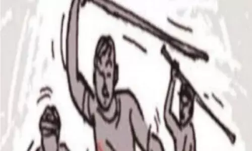 चोरी के आरोप में शख्स को उल्टा लटका कर पीटा, 3 लोग गिरफ्तार