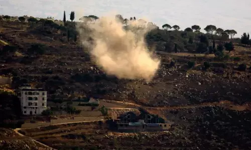 लेबनान से हमलों के बाद आईडीएफ जेट विमानों ने हिजबुल्लाह के ठिकानों पर हमला किया