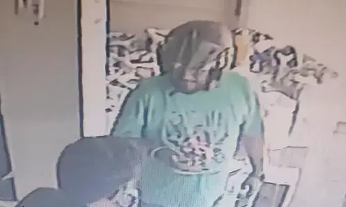 हेलमेटधारी ग्राहक ने व्यापारी को लगाई चपत