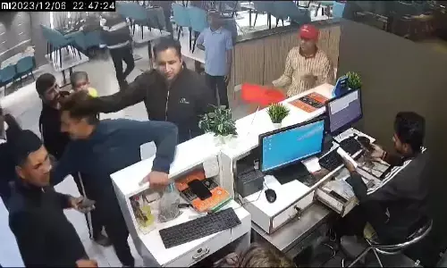 गाजियाबाद में खुद को पुलिस वाले बता कर युवकों ने रेस्टोरेंट मालिक को पीटा, केस दर्ज गाजियाबाद में खुद को पुलिस वाले बता कर युवकों ने रेस्टोरेंट मालिक को पीटा, केस दर्ज