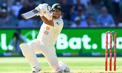 वॉर्नर ने जॉनसन के कॉलम पर तोड़ी चुप्पी वॉर्नर ने जॉनसन के कॉलम पर तोड़ी चुप्पी