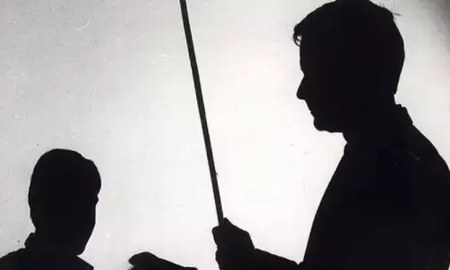 बेंगलुरु में होमवर्क न करने पर टीचर ने छात्र को लोहे की रॉड से पीटा बेंगलुरु में होमवर्क न करने पर टीचर ने छात्र को लोहे की रॉड से पीटा