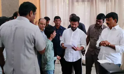 तेलंगाना के नए मुख्यमंत्री ने प्रजा दरबार में सुनीं जनता की शिकायतें