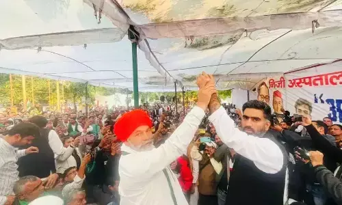 सपा विधायक अतुल प्रधान के आमरण अनशन आंदोलन में पहुंचे राकेश टिकैत