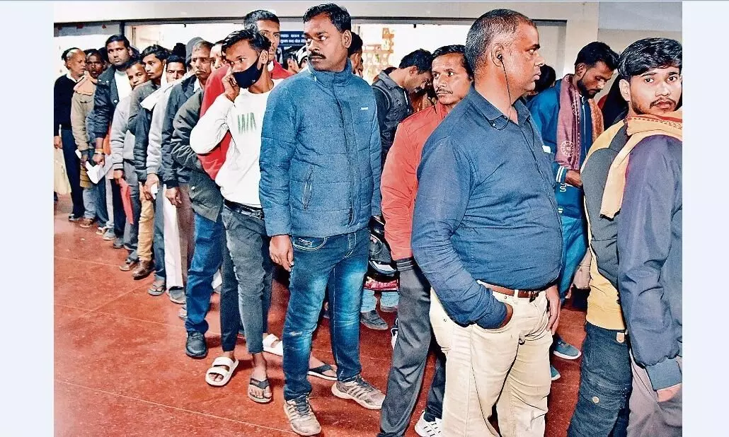 हेल्दी सीजन में भी नहीं घट रही मरीजों की संख्या, ओपीडी में लगीं लम्बी कतारें हेल्दी सीजन में भी नहीं घट रही मरीजों की संख्या, ओपीडी में लगीं लम्बी कतारें