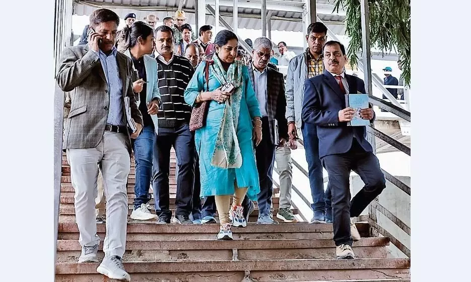 स्टेशन आया चकाचक नजर, अधिकारी कर्मचारी भी समय पर नजर आए मुस्तैद स्टेशन आया चकाचक नजर, अधिकारी कर्मचारी भी समय पर नजर आए मुस्तैद