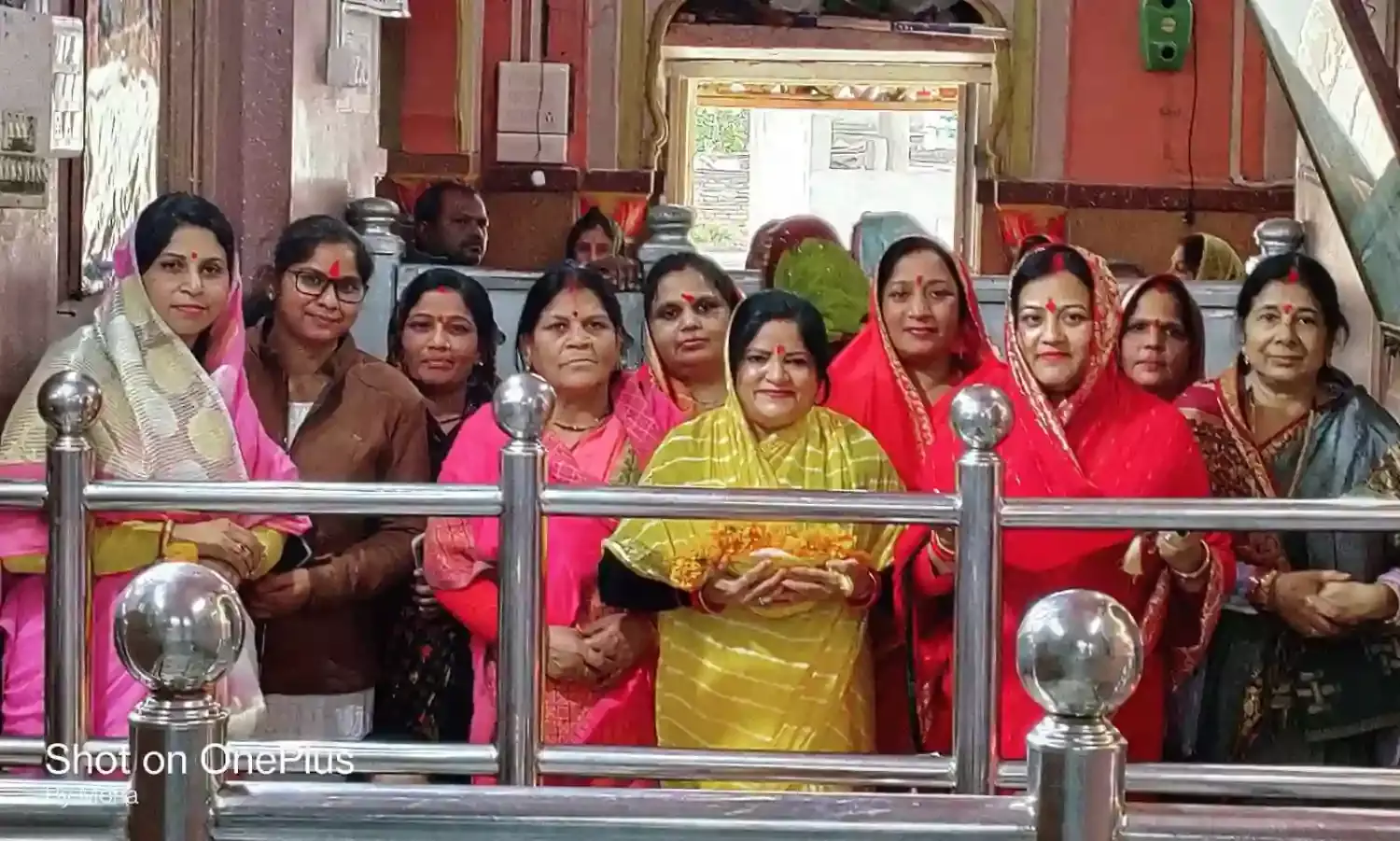 भाजपा को मिले बहुमत पर महिला मोर्चा ने श्री जुगल किशोर जी को चढाई पोशाक