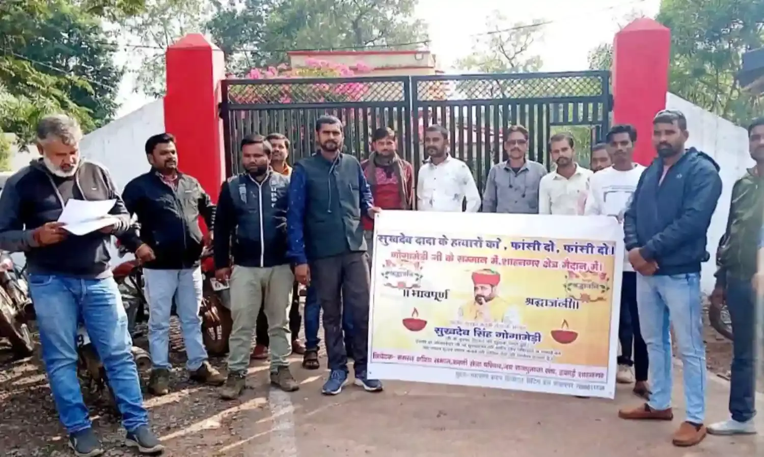 करणी सेना राष्ट्रीय अध्यक्ष की हत्या के विरोध में सौंपा ज्ञापन