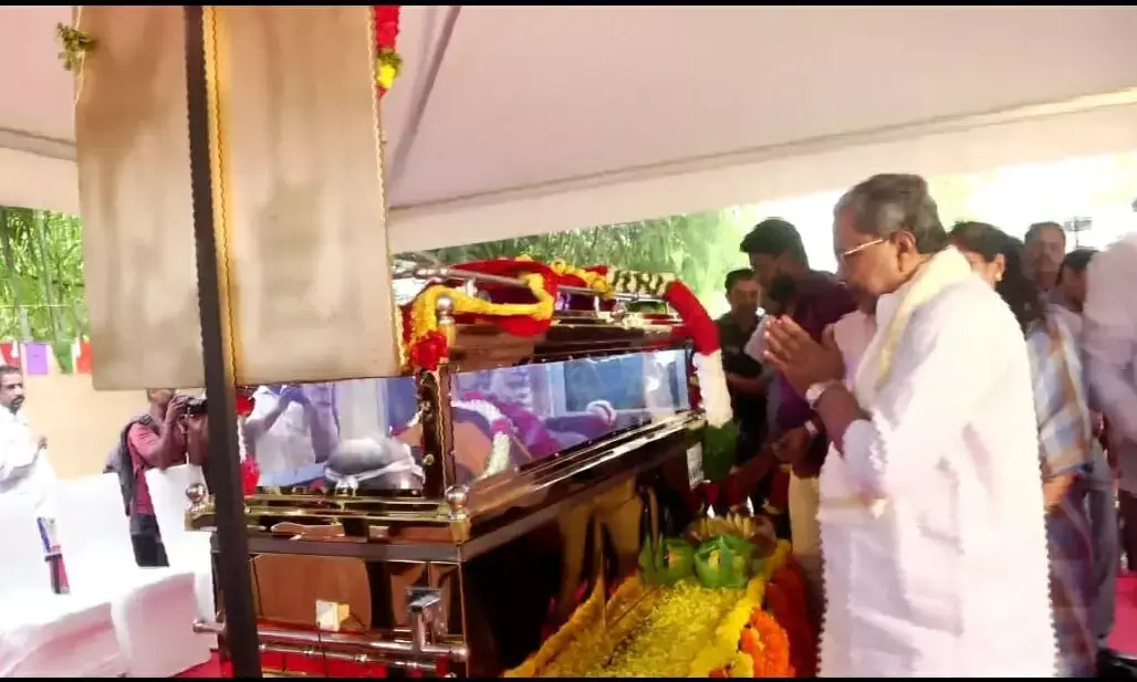 कर्नाटक के मुख्यमंत्री सिद्दारमैया ने कन्नड़ अभिनेत्री लीलावती को दी अंतिम श्रद्धांजलि