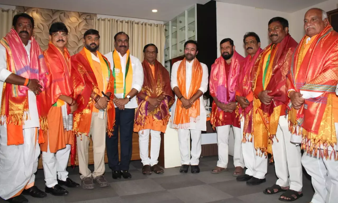 तेलंगाना के भाजपा विधायकों ने प्रोटेम स्पीकर अकबरुद्दीन औवेसी के सामने शपथ लेने से किया इनकार