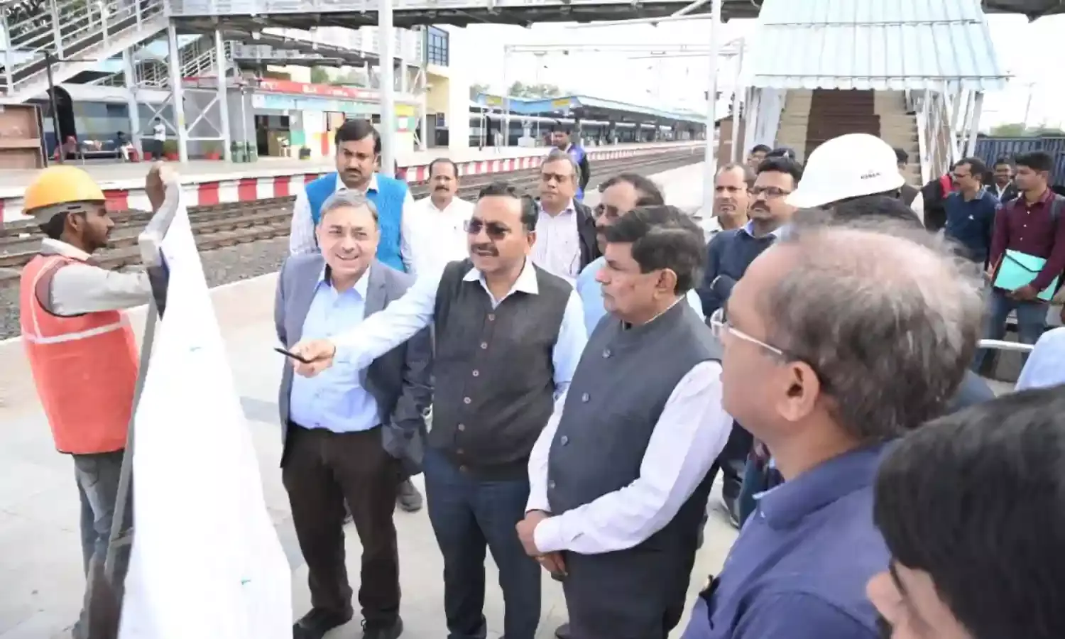 मध्य रेल के महाप्रबंधक यादव ने किया रेलवे स्टेशनों का निरीक्षण