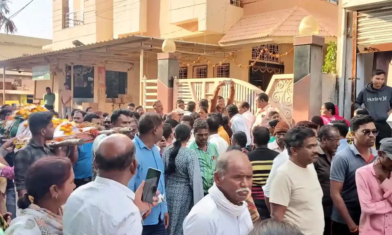 प्रसूता की मृत्यु के बाद शव लेकर अस्पताल पहुंचे परिजन, किया हंगामा