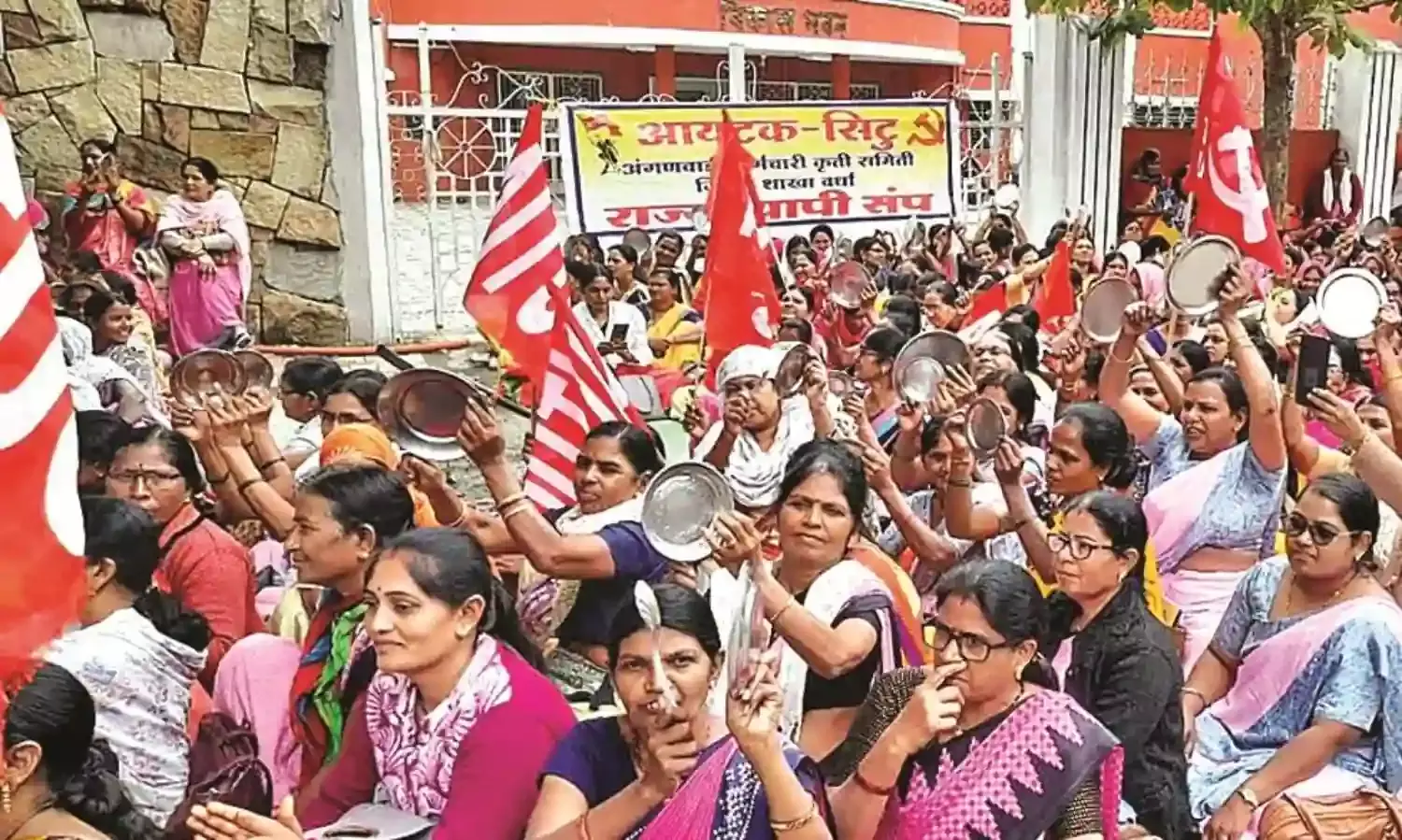 कलेक्ट्रेट पर आंगनवाड़ी कर्मियों का घंटनाद आंदोलन