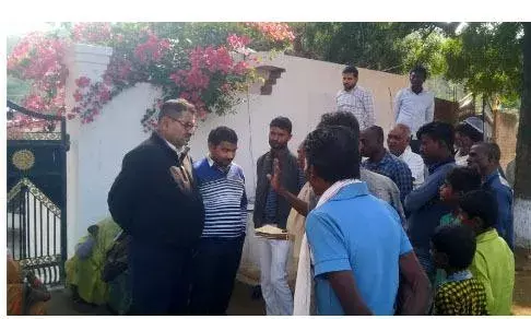कनिष्ठ आपूर्ति अधिकारी ने राशन की दुकानों का किया निरीक्षण