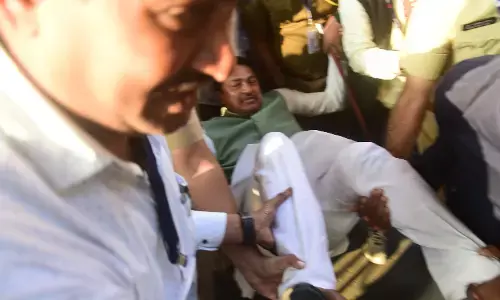 प्रदर्शन कर रहे कांग्रेस के नेता हिरासत में