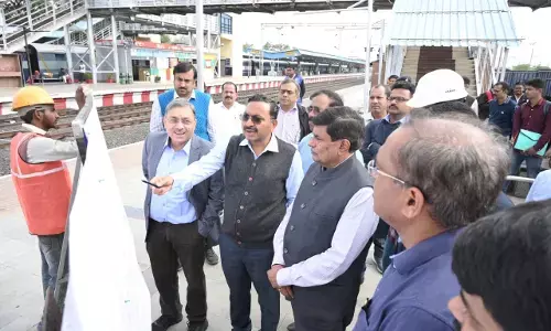 मध्य रेल के महाप्रबंधक यादव ने किया रेलवे स्टेशनों का निरीक्षण मध्य रेल के महाप्रबंधक यादव ने किया रेलवे स्टेशनों का निरीक्षण