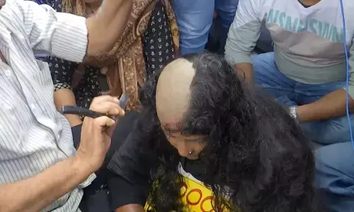 वंचित महिला अभ्यर्थी ने सिर मुंडवाकर किया विरोध प्रदर्शन