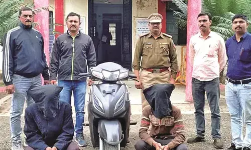 लिव इन पार्टनर ने ही दोस्त के साथ मिलकर चुराई दोपहिया