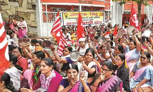 कलेक्ट्रेट पर आंगनवाड़ी कर्मियों का घंटनाद आंदोलन कलेक्ट्रेट पर आंगनवाड़ी कर्मियों का घंटनाद आंदोलन