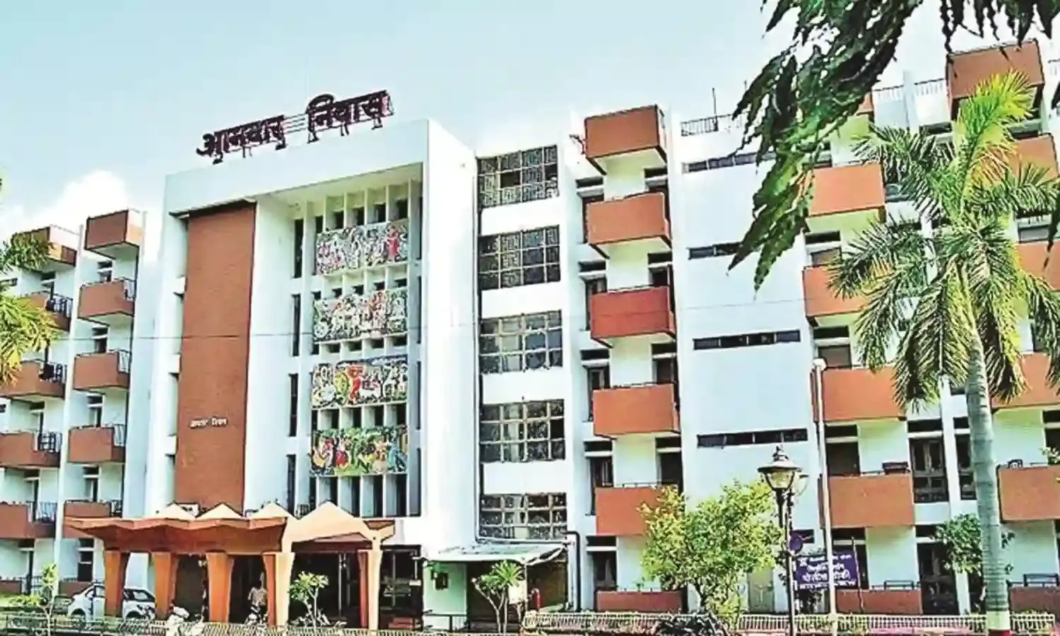विधायक निवास में ठहरे थे 55 विधायक, अब केवल 15
