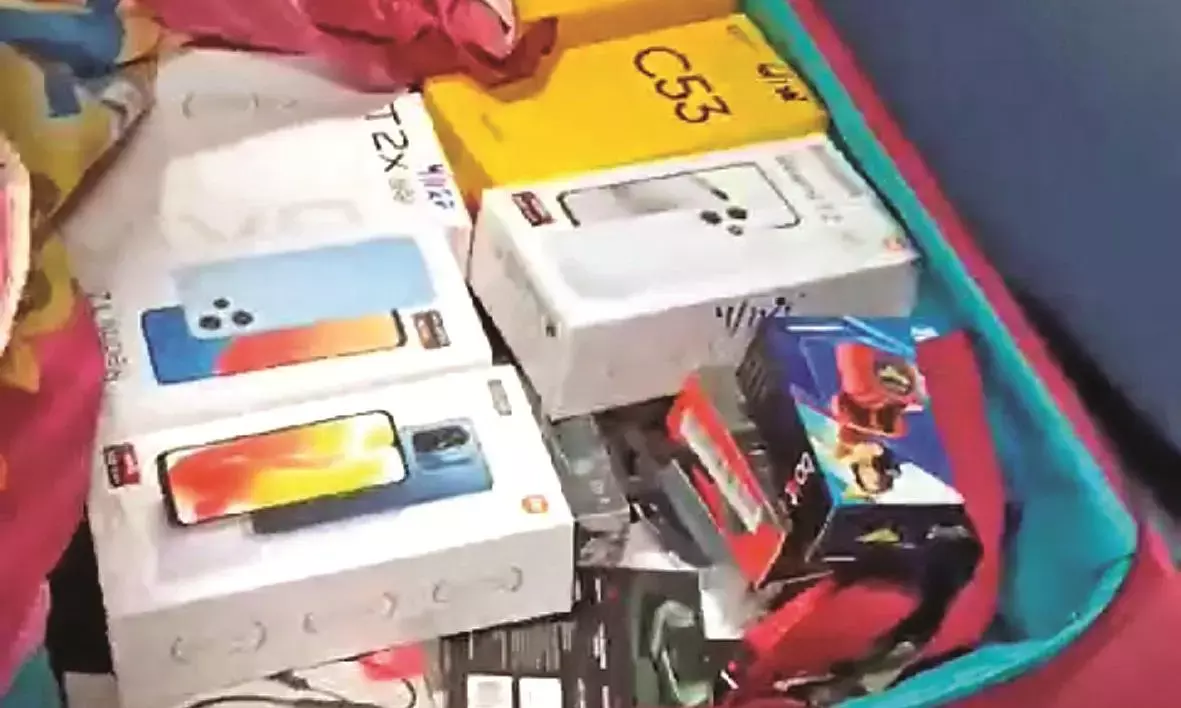 82 मोबाइल चुराकर ट्रेन से भागे दो नाबालिग पकड़ाए