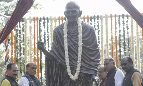 पीएम मोदी के फैसले महात्मा गांधी के विचारों को दर्शाते हैं, राजनाथ ने किया आदमकद प्रतिमा का अनावरण