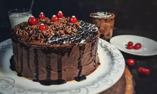 क्रिसमस पर डिजर्ट में बनाएं एगलेस चॉकलेट केक, यहां देखे मजेदार रेसिपी