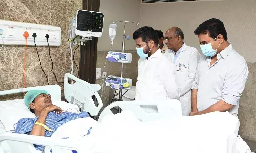 केसीआर से मिलने अस्पताल पहुंचे तेलंगाना के नए सीएम रेवंत रेड्डी, बेटे केटीआर से भी की मुलाकात