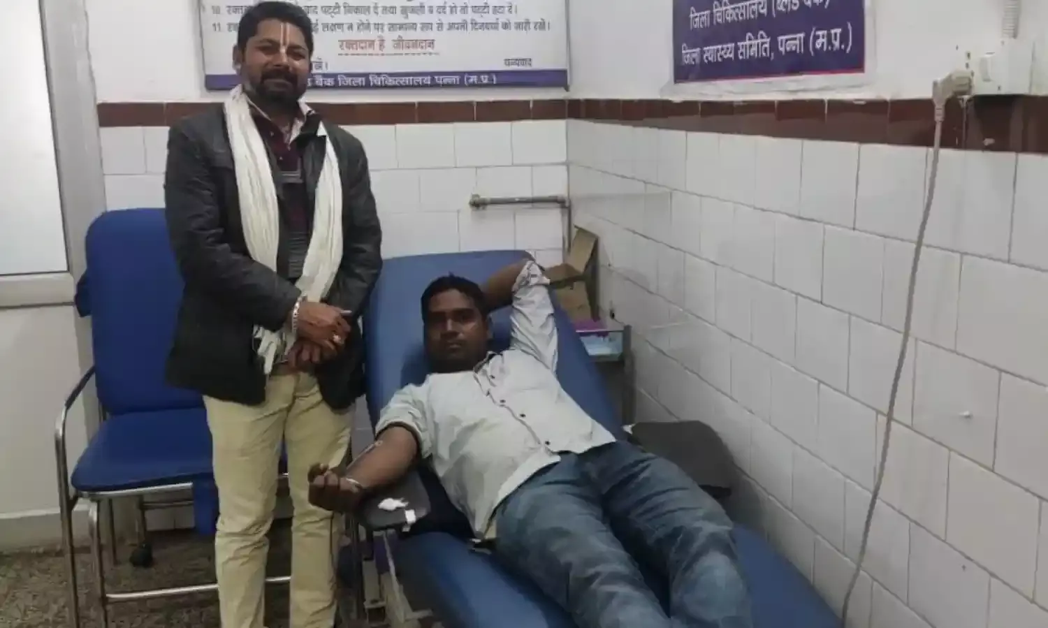 पुलिस आरक्षक व समाजसेवी ने किया रक्तदान