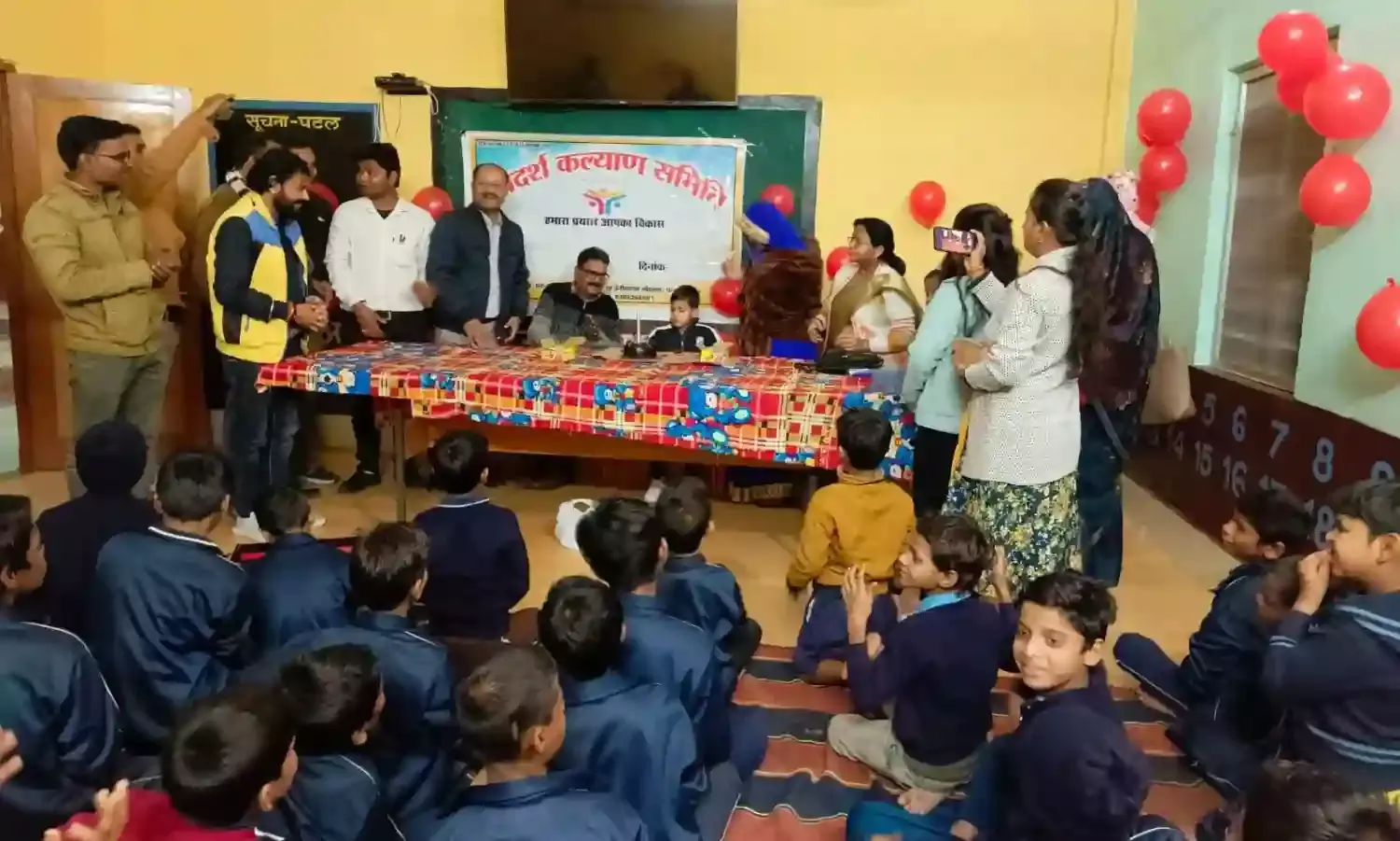 दिव्यांग छात्रावास के बच्चों के बीच मनाया एडवोकेट शैलेश ने पुत्र का जन्मोत्सव