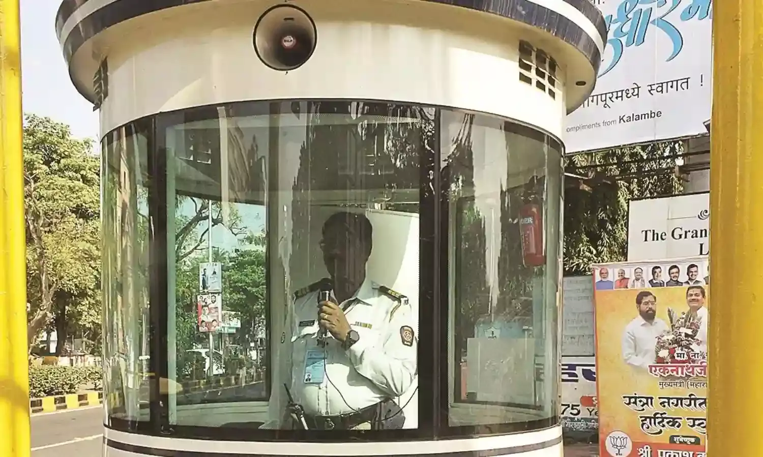 ट्रैफिक कर्मी सुविधा अनुसार बदल देते हैं स्मार्ट पुलिस बूथ का डिजिटल कोड नंबर, दूसरे कर्मी को होती है परेशानी