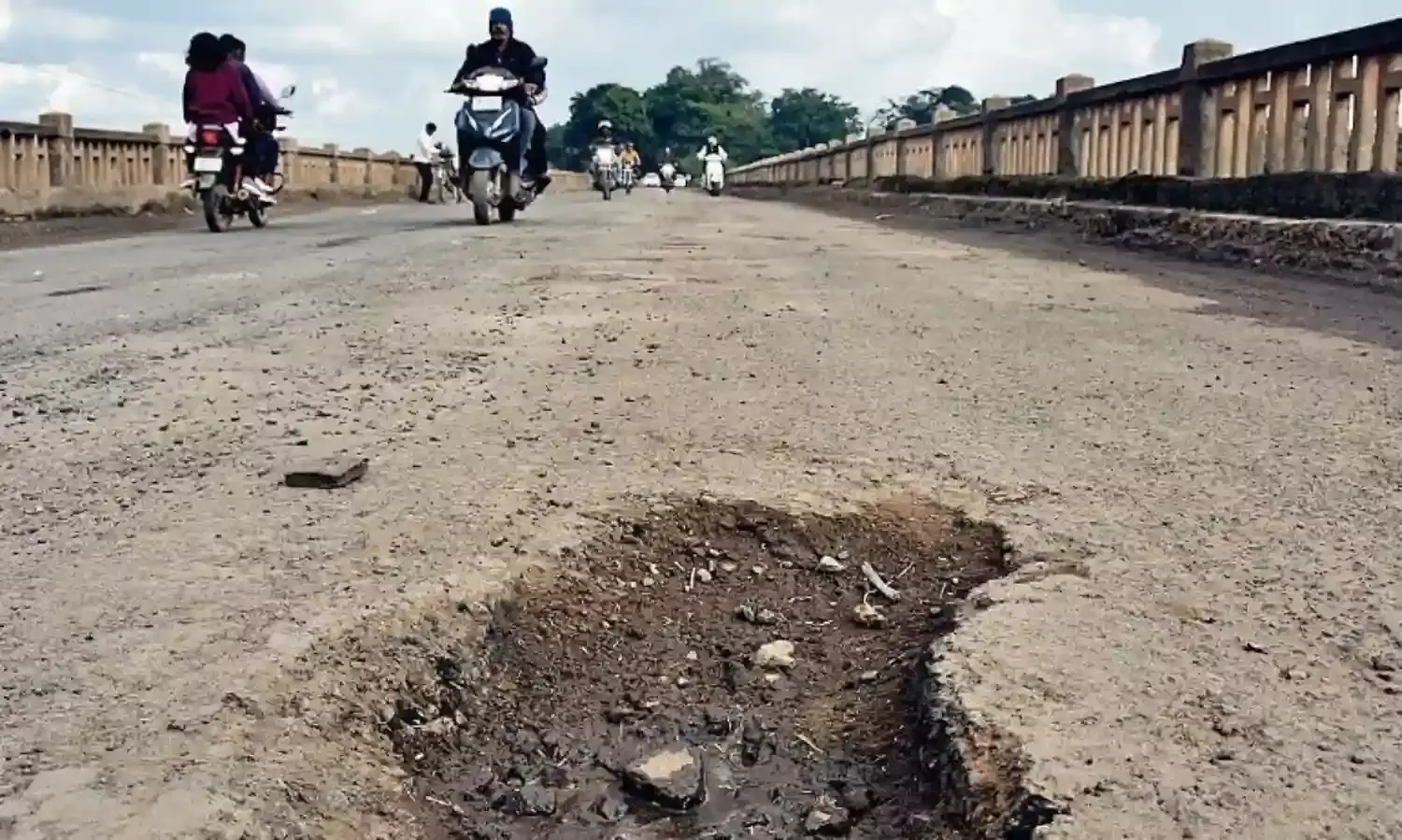 गड्ढों में तब्दील हुई पुल की सड़क - भारी वाहनों के निकलते ही हिल जाते हैं पिलर