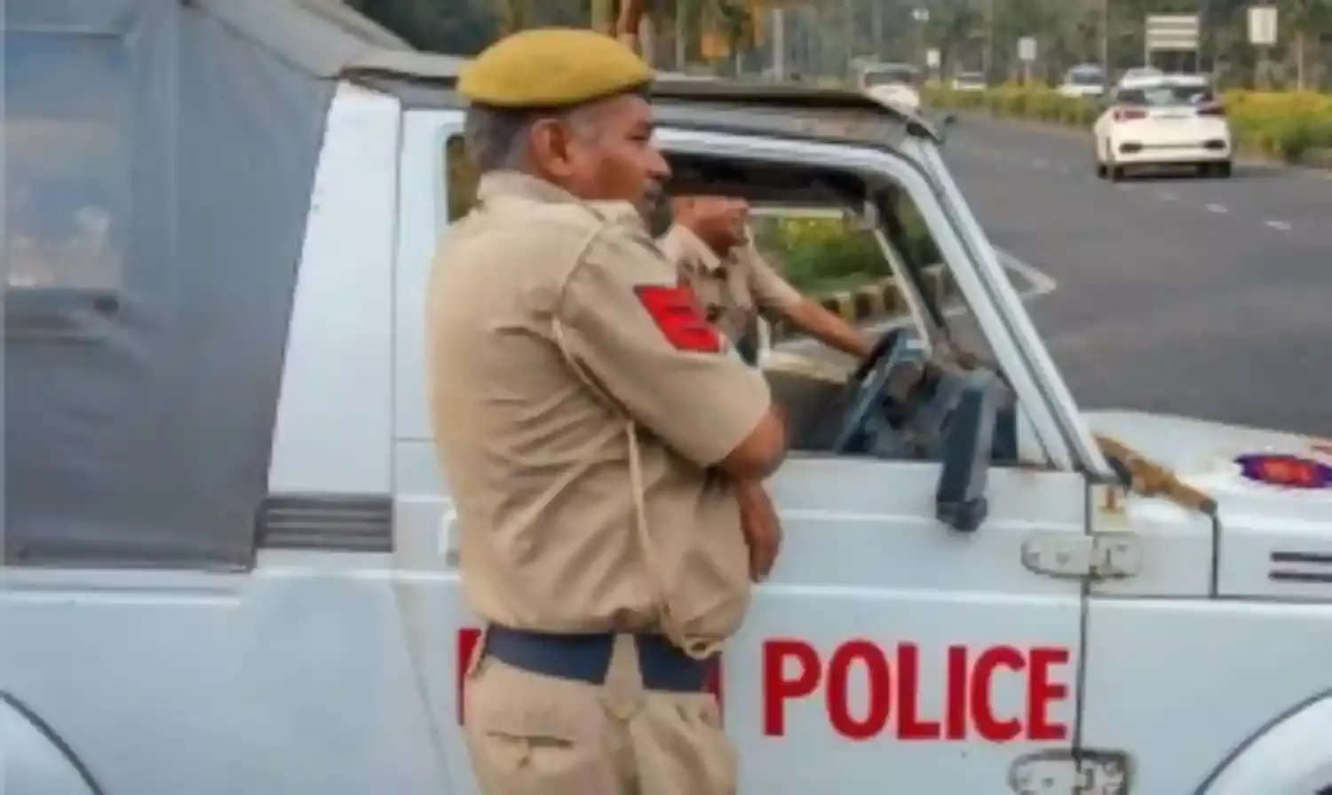 तीन अपराधी हवा में फायरिंग कर हुए फरार