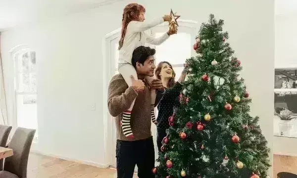 इस साल क्रिसमस ट्री को करें बेहद ही सस्ते और सरल तरीके से डेकोरेट, हर कोई करेगा तारीफ