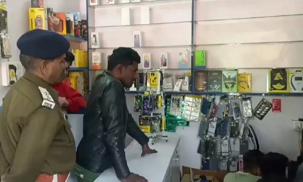 चोरों ने मोबाइल शॉप पर बोला धावा, आधा सैकडा मोबाइल ले उडे, सीसीटीव्ही कैमरे में कैद हुई वारदात