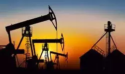 पेट्रोलियम-मुक्त भविष्य की आहट के साथ नवीकरणीय ऊर्जा में निवेश के बारे में सोच रही हैं तेल कंपनियां