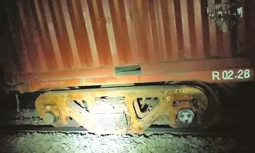 कसारा के पास मालगाड़ी के 7 डिब्बे पटरी से उतरे कसारा के पास मालगाड़ी के 7 डिब्बे पटरी से उतरे