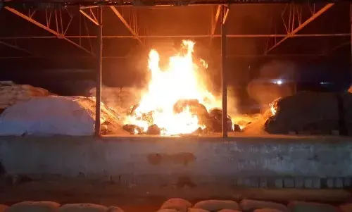 कृषि उपज मंडी के शेड क्रमांक तीन में लगी आग, बारदाने सहित मक्का जला कृषि उपज मंडी के शेड क्रमांक तीन में लगी आग, बारदाने सहित मक्का जला