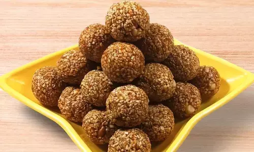 सर्दियों के मौसम में बनाएं हेल्दी एंड टेस्टी तिल-गुड़ के लड्डू, इस आसेन रेसिपी से