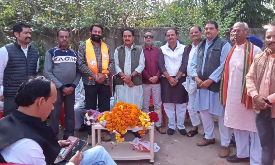 नवनिर्वाचित विधायक बृजेन्द्र प्रताप सिंह का स्वागत करने पहुंचे क्षेत्रवासी नवनिर्वाचित विधायक बृजेन्द्र प्रताप सिंह का स्वागत करने पहुंचे क्षेत्रवासी