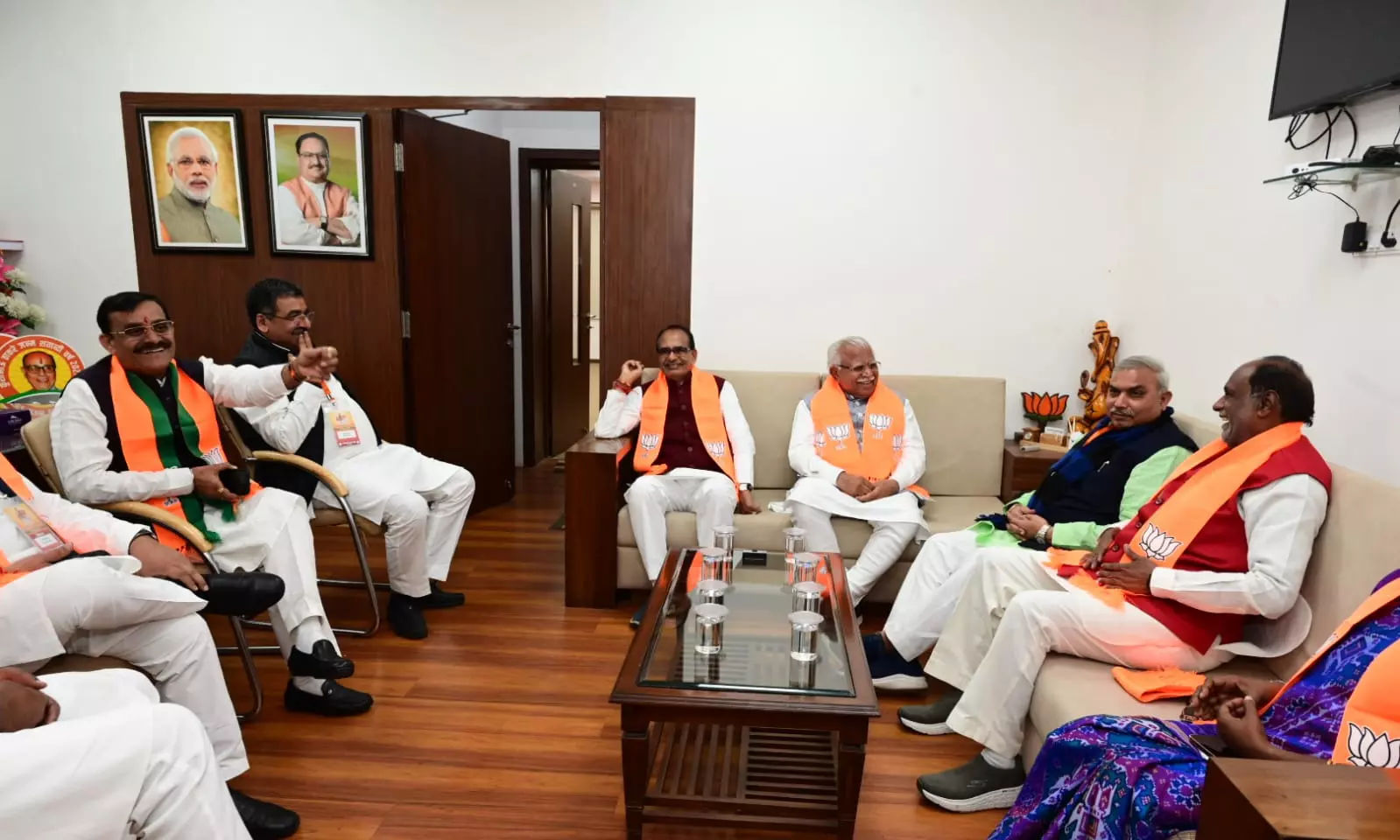 भाजपा दफ्तर में नेताओं की बैठक और बाहर नारेबाजी भाजपा दफ्तर में नेताओं की बैठक और बाहर नारेबाजी