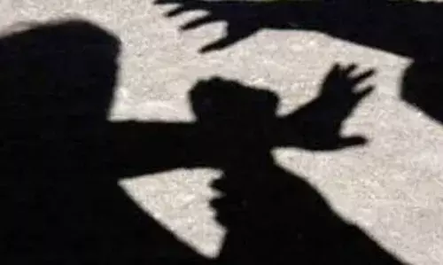 मुंबई के कारोबारी को पीटा गया, घर में कैद किया गया और 55 लाख रुपये लूट लिए गए