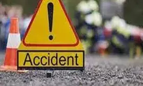 बेकाबू ट्रैक्टर मजदूर के चूल्हे में घुसा, 4 घायल बेकाबू ट्रैक्टर मजदूर के चूल्हे में घुसा, 4 घायल