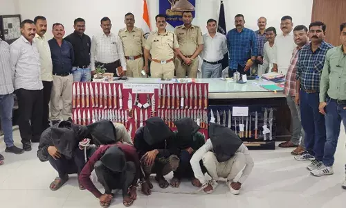 102 चायना चाकू और दो देसी पिस्तौल जब्त 102 चायना चाकू और दो देसी पिस्तौल जब्त