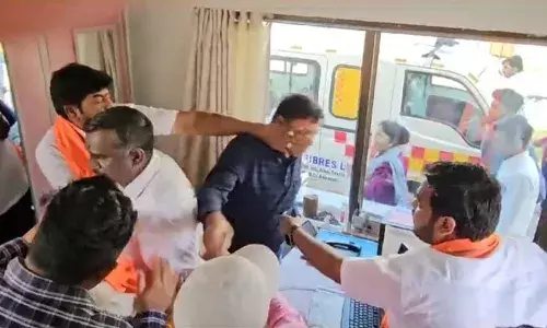 गोल्डन फाइबर के व्यवस्थापक की शिवसैनिकों ने की पिटाई गोल्डन फाइबर के व्यवस्थापक की शिवसैनिकों ने की पिटाई