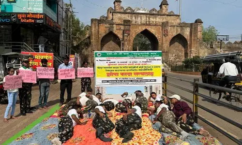 जटपुरा गेट पर लगनेवाले जाम के खिलाफ अनोखा प्रदर्शन जटपुरा गेट पर लगनेवाले जाम के खिलाफ अनोखा प्रदर्शन