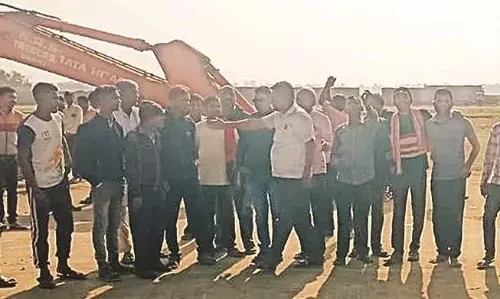 ग्रामीणों ने रोका बिरसी विमानतल विस्तारीकरण का काम ग्रामीणों ने रोका बिरसी विमानतल विस्तारीकरण का काम